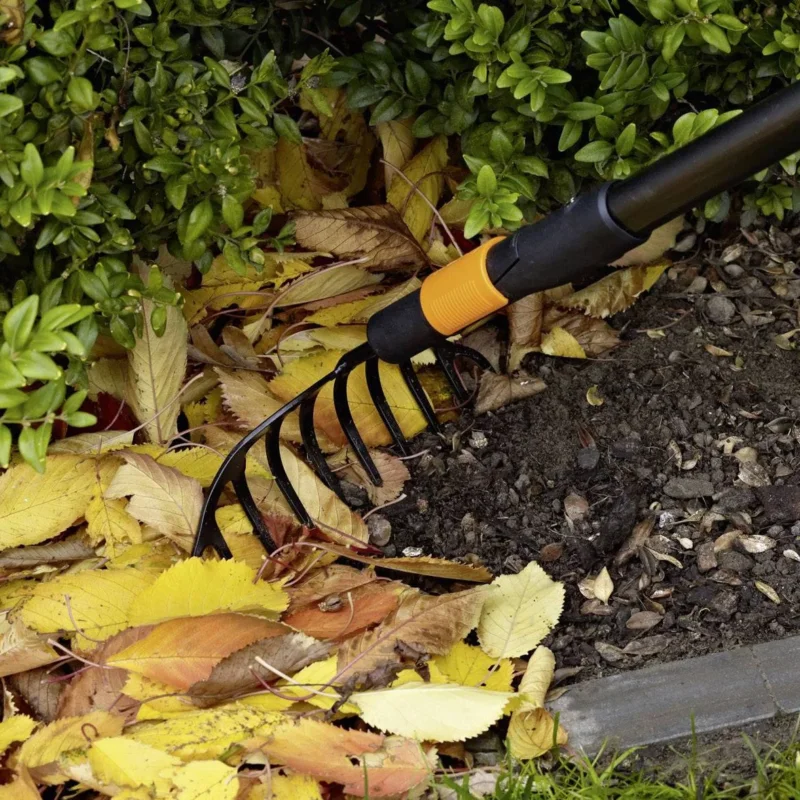 Nie przegap FISKARS QuikFit Rose Rake czarne - grabie do róż stalowe
