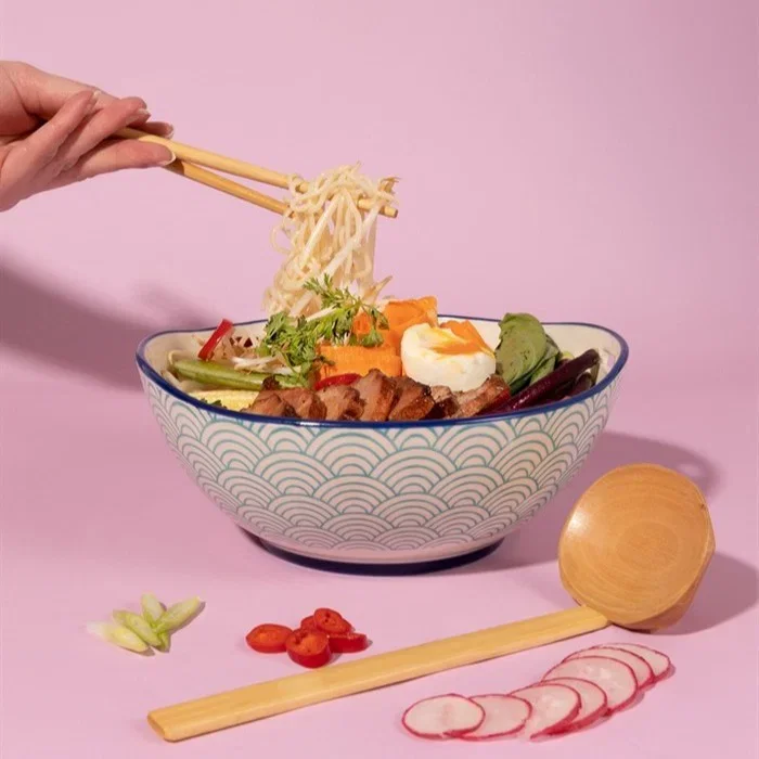 Rabat TYPHOON World Foods 20 cm - miska do ramenu kamionkowa z pałeczkami