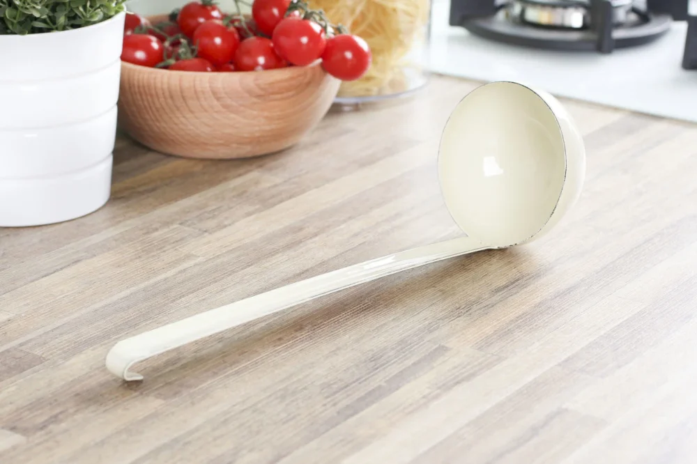 Chochla / Łyżka wazowa emaliowana SILESIA RYBNIK KREM 32 cm Ostatnie sztuki
